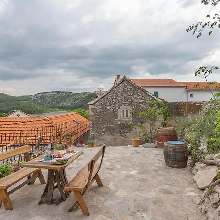 Rustic House & 6 Villa