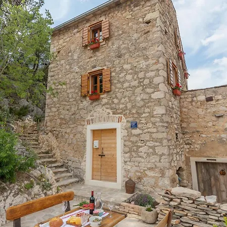 Rustic House & 6 Villa