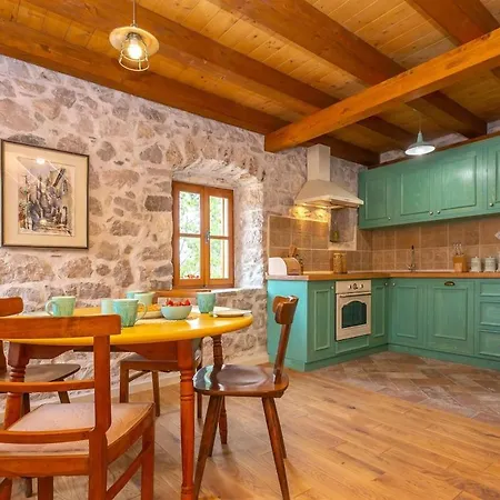 Rustic House & 6 Villa *